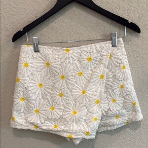 Floral Embroidered Women's Shorts medium forever 21 size M
